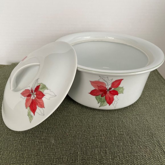 Vintage Poinsettia by BLOCK Christmas Holiday 2 Qt Round Covered Casserole/Lid - Picture 6 of 7